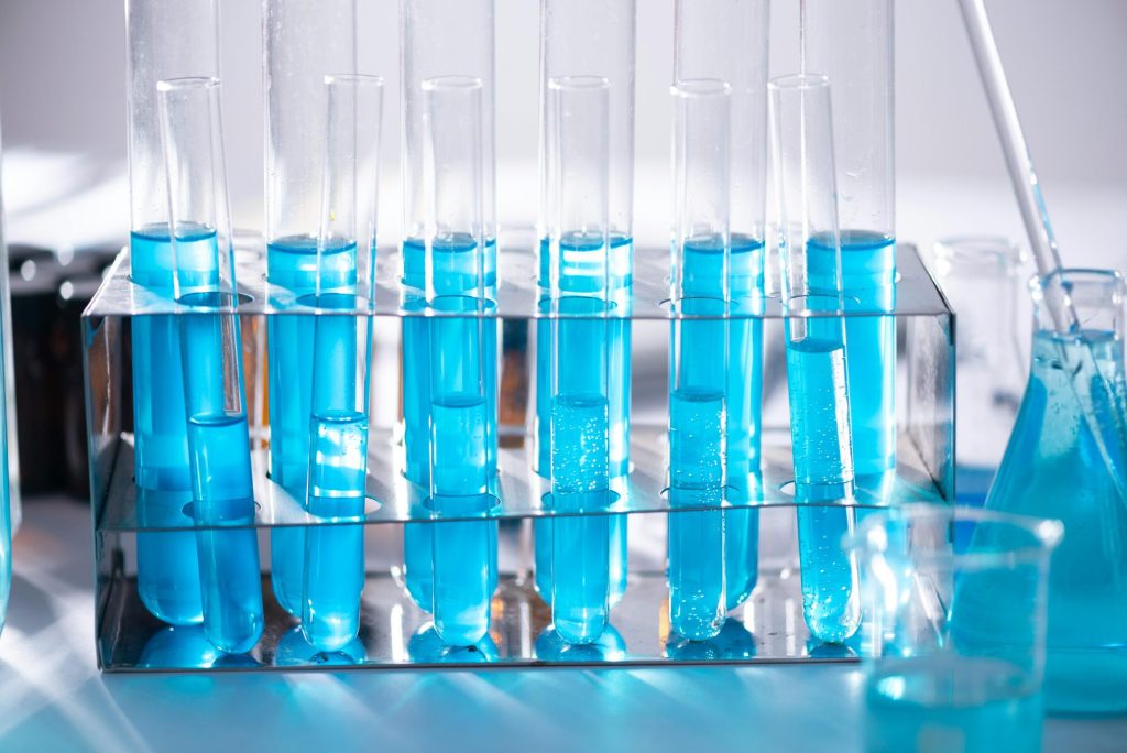 Nahaufnahme einer blauen Flüssigkeit in Reagenzgläsern für chemische Experimente im Labor.