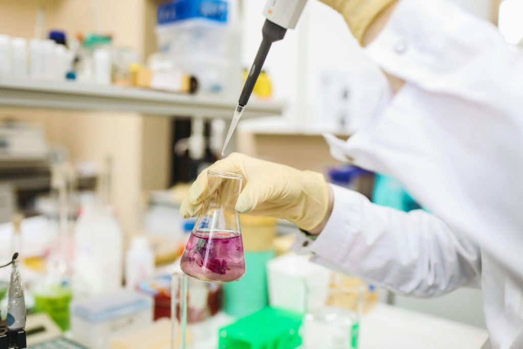 Wissenschaftler verwenden eine Pipette für chemische Analysen in einem modernen Labor.