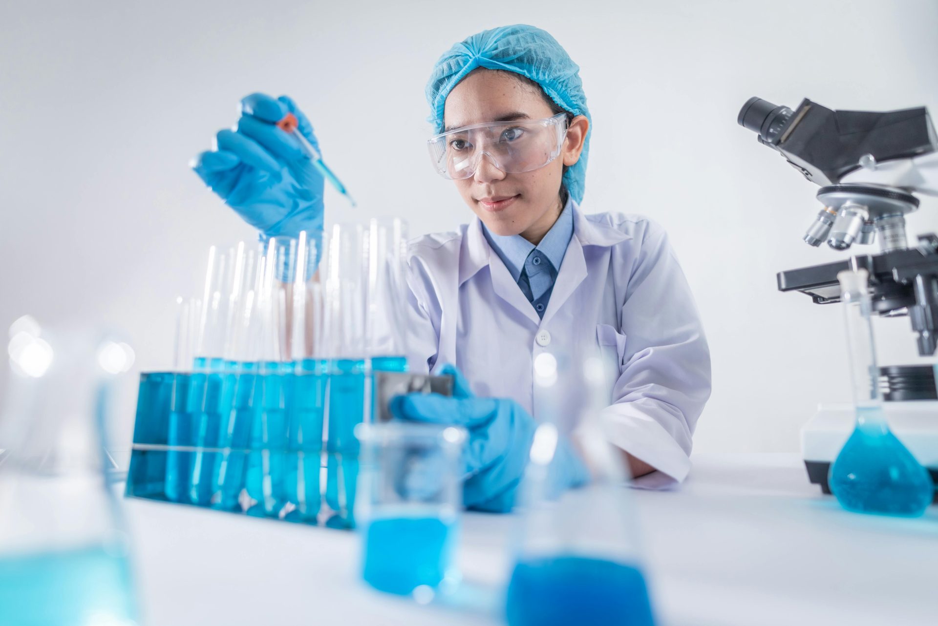 Eine Wissenschaftlerin verwendet Laborgeräte für Forschungszwecke in einer modernen Laborumgebung.