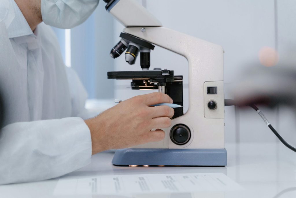 Forscher analysiert Proben mit einem Mikroskop in einem Labor.